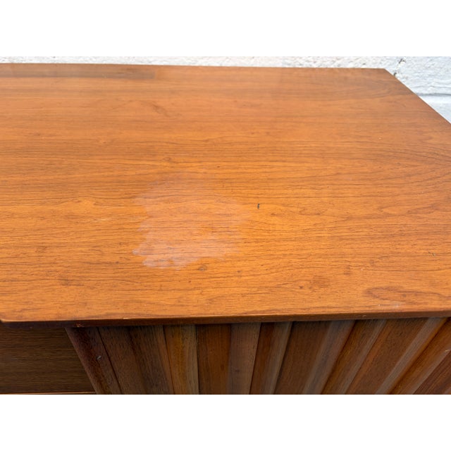 Mid 20th Century Modern Walnut Lowboy Dresser by Young Mfg., Attributed For Sale - Image 15 of 16