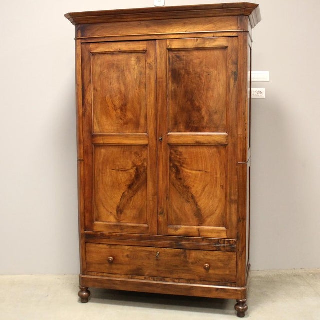 Antique Italian Wardrobe in Walnut, 1800s For Sale - Image 3 of 15