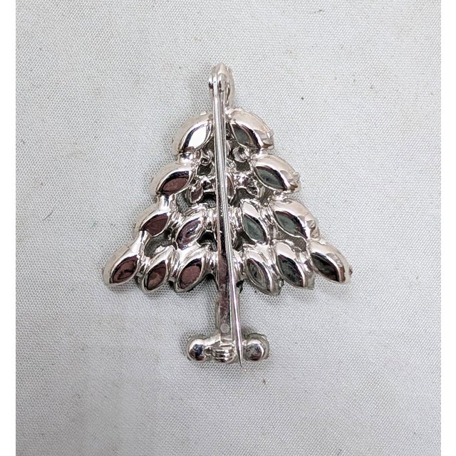 1950s Vintage Signed Napier Book Piece Christmas Tree Frosted White Rhinestone Brooch For Sale - Image 5 of 7