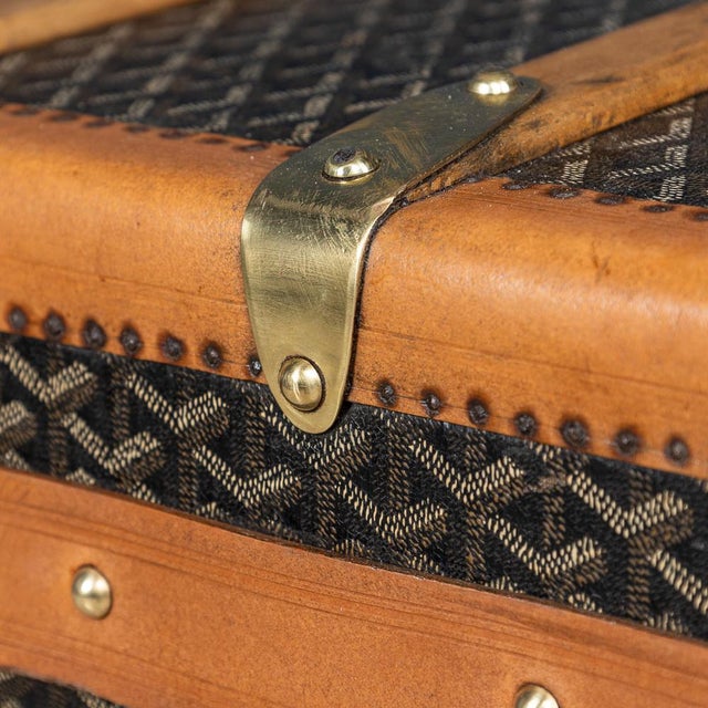 Antique 20th Century Courier Trunk in Chevron Canvas from Goyard, France, 1900s For Sale - Image 16 of 18