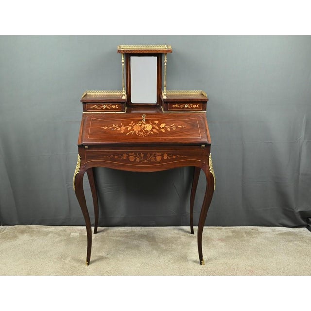 Antique Lady's Desk, 1800s, in Restored conditions. Designed before 1890