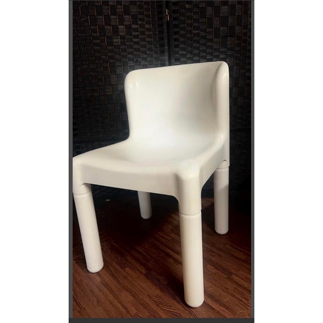 This 70’s Italian industrial design plastic white side chair by Carlo Bartoli will make a perfect addition to your...