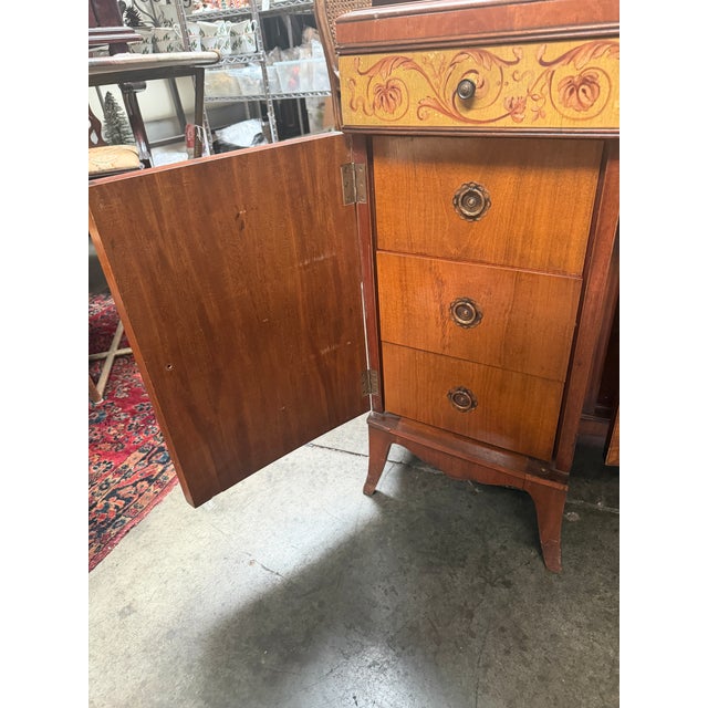 Early 20th-Century Antique Venetian Neoclassical Painted Vanity For Sale In Atlanta - Image 6 of 15