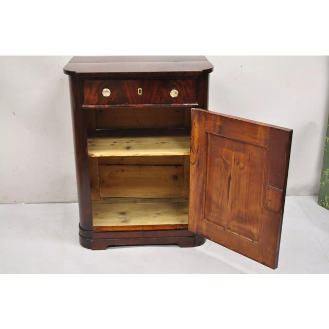 Traditional Antique 19th C. American Sheraton Crotch Mahogany Single Door Commode Cabinet For Sale - Image 3 of 12
