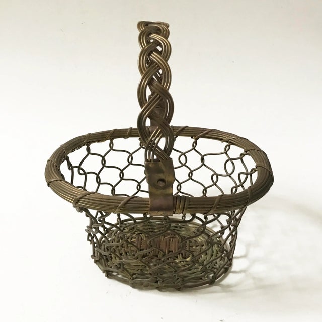 Farmhouse Late 20th Century Vintage Metal Woven Wire Primitive Rustic Oval Brass Basket With Moving Handle For Sale - Image 3 of 8