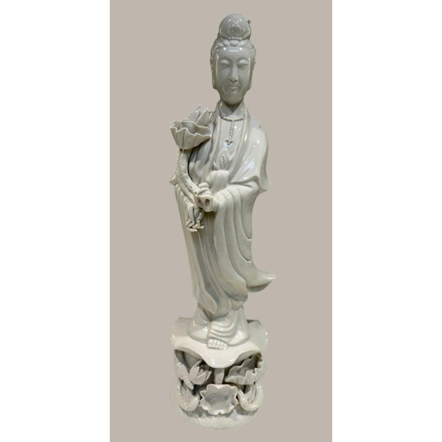1960s Vintage Wai Ming Hong Kong Blanc De Chine Porcelain Guanyin Lotus Statue 14" For Sale - Image 5 of 15