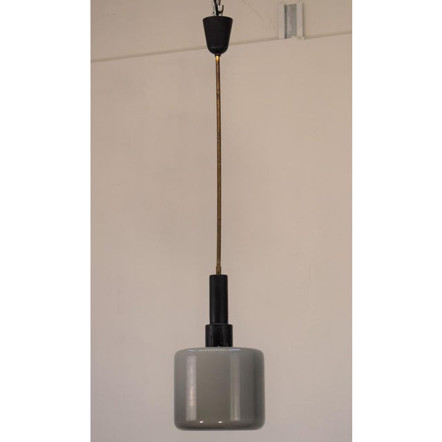 Lampada a sospensione 1 luce di Stilnovo, produzione italiana degli anni '60. Vetro, metallo e ottone. Buone condizioni,...