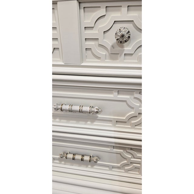 1970s Restored Thomasville Hollywood Regency 3 Piece Bedroom Set – Original Hardware For Sale In Minneapolis - Image 6 of 8