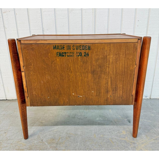 Mid-Century Swedish Modern William Hinn Sculptural Walnut Nightstands - Set of 2 For Sale - Image 9 of 9