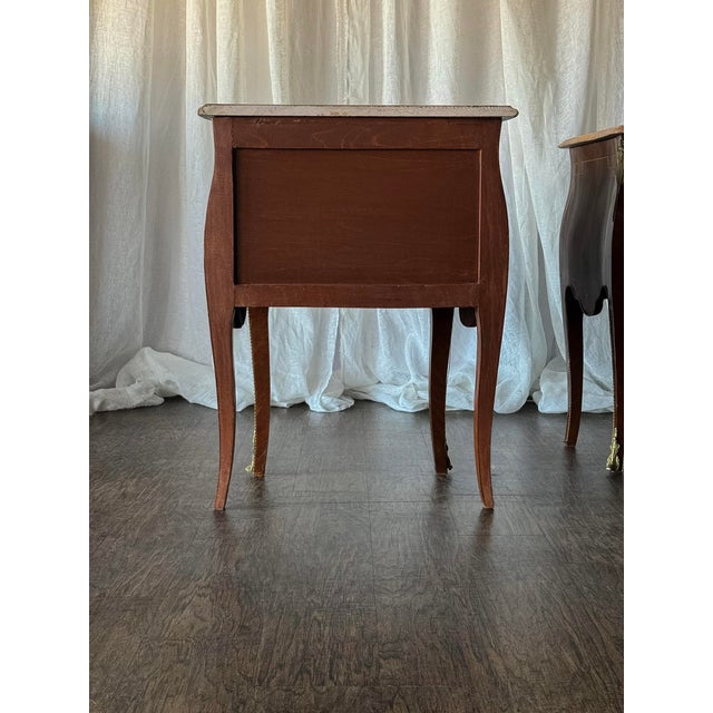 1940s 1940s Pair of French Louis XV Style Nightstands With Marble-Tops and Gilt Bronze Mounts For Sale - Image 5 of 11