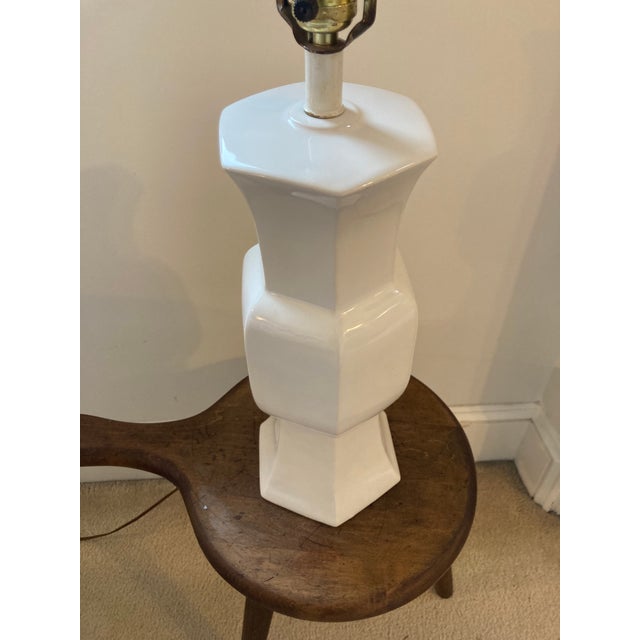 Mid 20th Century Ceramic Pagoda Lamp in White For Sale - Image 4 of 6