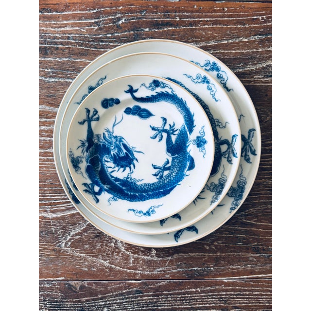 1980s Vintage Mottahedeh Blue Dragon Plates – Set of 3 Graduated Sizes For Sale - Image 5 of 12