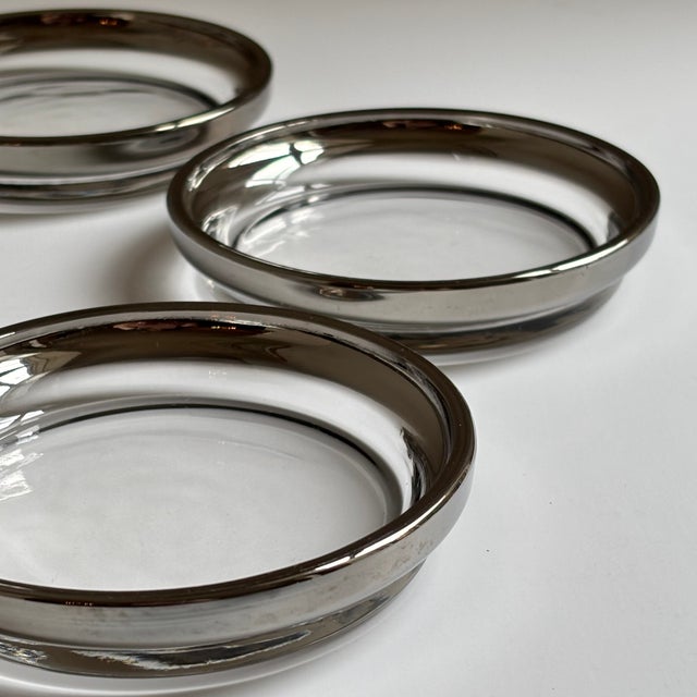 Mid-Century Modern Vintage Dorothy Thorpe-Style Clear Glass Coasters With Silver-Toned Metal Rims – Set of Five For Sale - Image 3 of 13