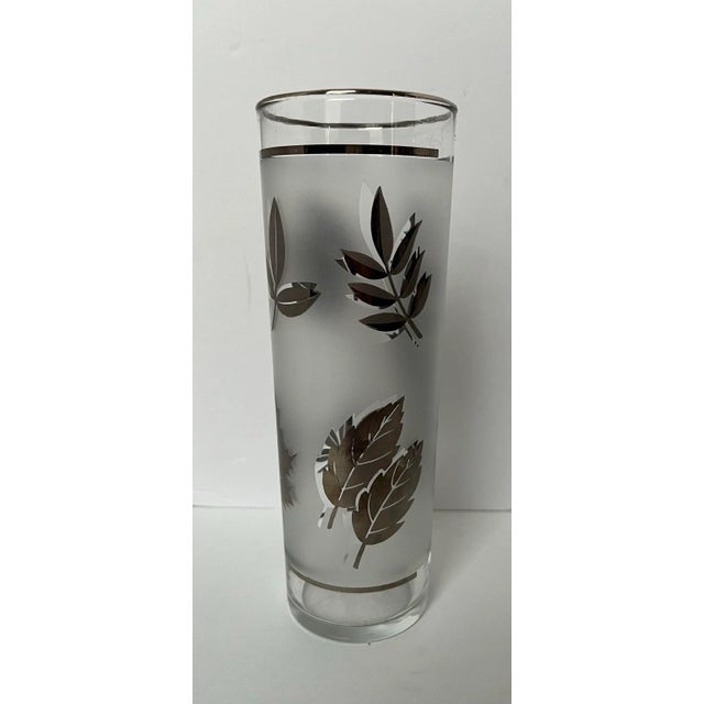Libbey Glass Co. Vintage Libbey Silver Foliage Highball Glasses – Set of 7 Frosted Mid-Century Cocktail Collins Barware For Sale - Image 4 of 9