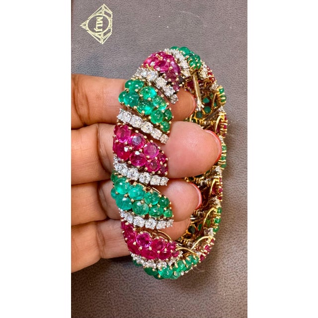 35 Ct Emeralds & 35 Ct Rubies + 15 Ct Diamond Bracelet 18ky Gold, 8 " For Sale In New York - Image 6 of 8