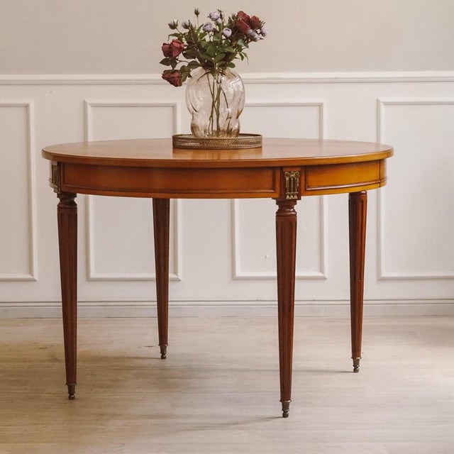 Round Louis XVI-style dining table made of cherry wood, crafted in the 19th century. The clearly structured apron, the...