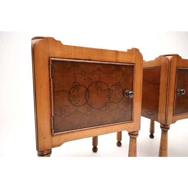 Brown Vintage Georgian Style Yew Wood Oyster Veneer Nightstands, 1930, Set of 2 For Sale - Image 8 of 11