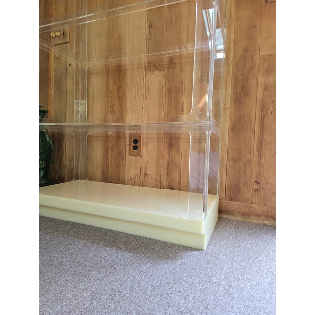 Transparent 1970s Vintage Mid Century Modern Designer Lucite Tall Etagere For Sale - Image 8 of 9