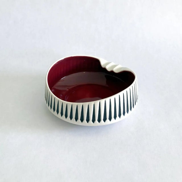 Mid-Century Modern Hornsea Pottery John Clappison Vide Poche in White, Burgundy, Black, 1960s For Sale - Image 3 of 7