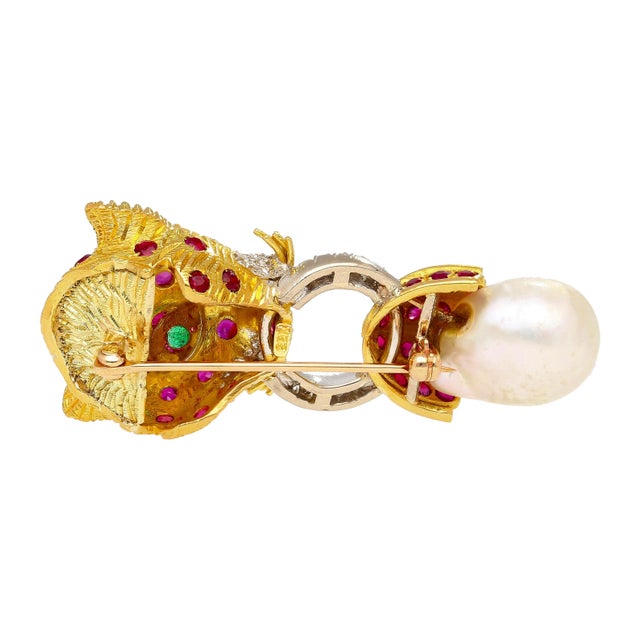 22k Gold Leopard Head Brooch - Emerald, Ruby, Diamond & Baroque Pearl For Sale In Miami - Image 6 of 7