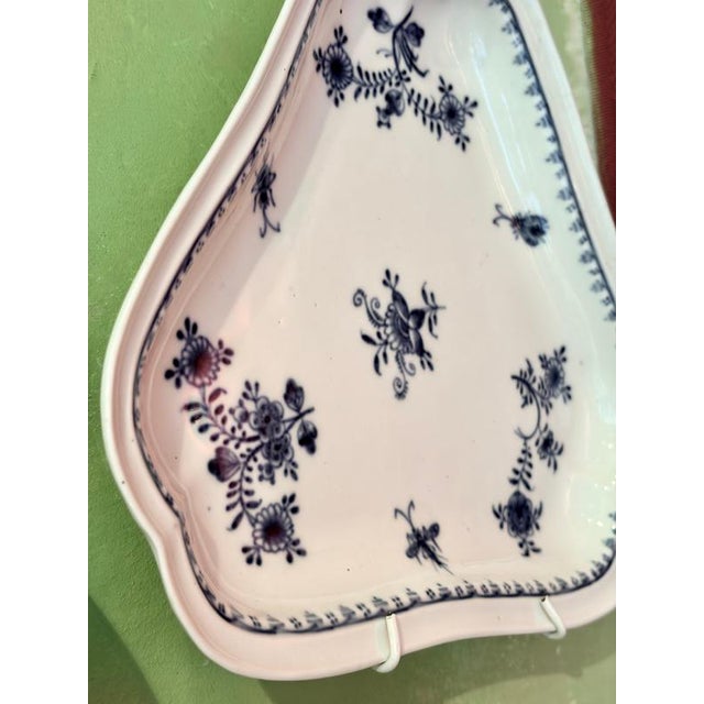 18th Century Blue and White Porcelain Serving Tureen and Platters, Vienna, Austria, Set of 10 For Sale - Image 6 of 17
