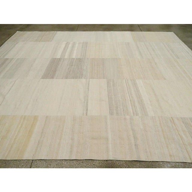 Galerie Shabab Collection Mid-20th Century Vintage Turkish Flatweave Kilim Room Size Carpet For Sale - Image 4 of 7