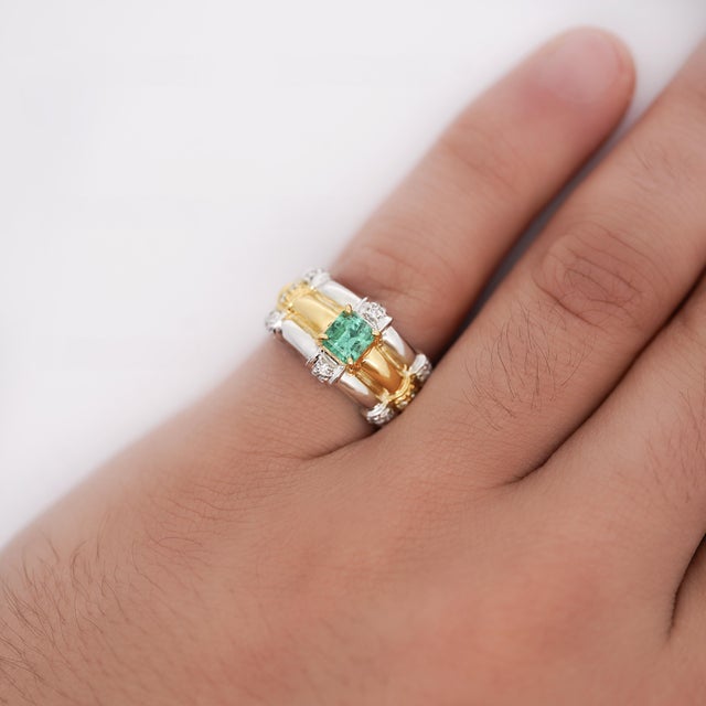 1 Carat Square Cut Emerald and Diamond Platinum & 18k Gold Ribbed Ring Size 8 For Sale - Image 4 of 9