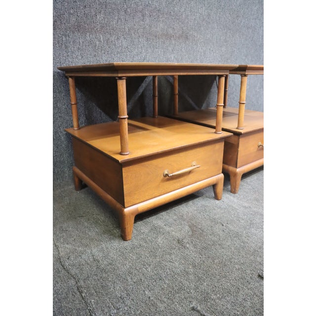 A pair of Mid Century nightstands in Walnut y Heritage Henredon.