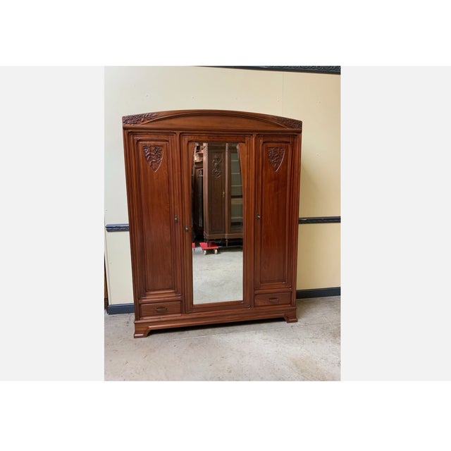Age: circa 1910 Wood type: solid and veneered walnut, solid oak interior Condition: very good, meticulously maintained,...