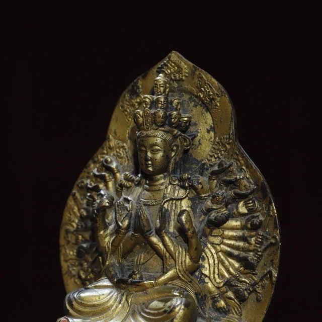 Bronze Gilt Bronze Thousand-Armed Guanyin (Avalokiteshvara) Figurine With Halo Backplate For Sale - Image 8 of 9