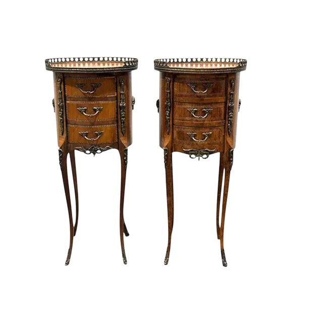 1940s Pair of French Louis XV Style Inlaid Round Nightstands With Gallery For Sale - Image 9 of 17