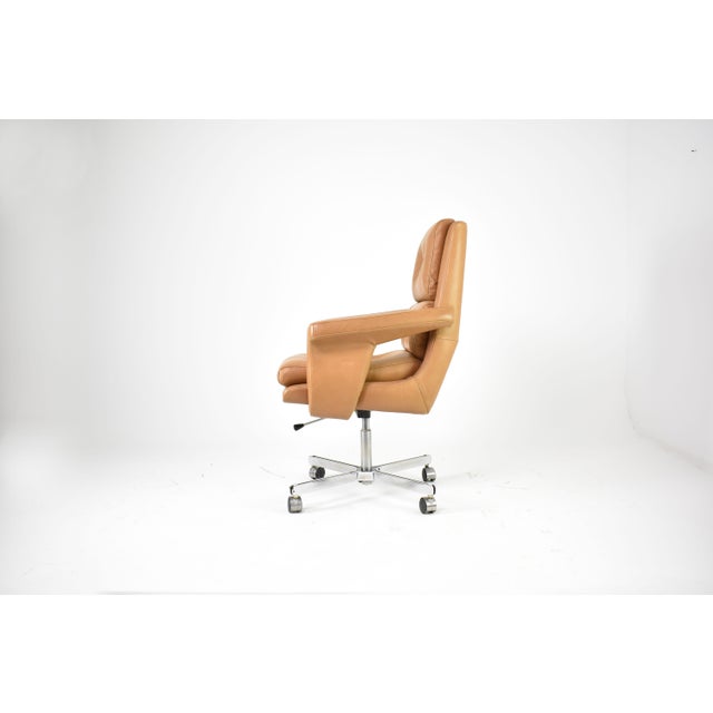 1970s French Leather Executive Chair Attributed to Raphaël Raffel for Apelbaum, 1970s For Sale - Image 5 of 12