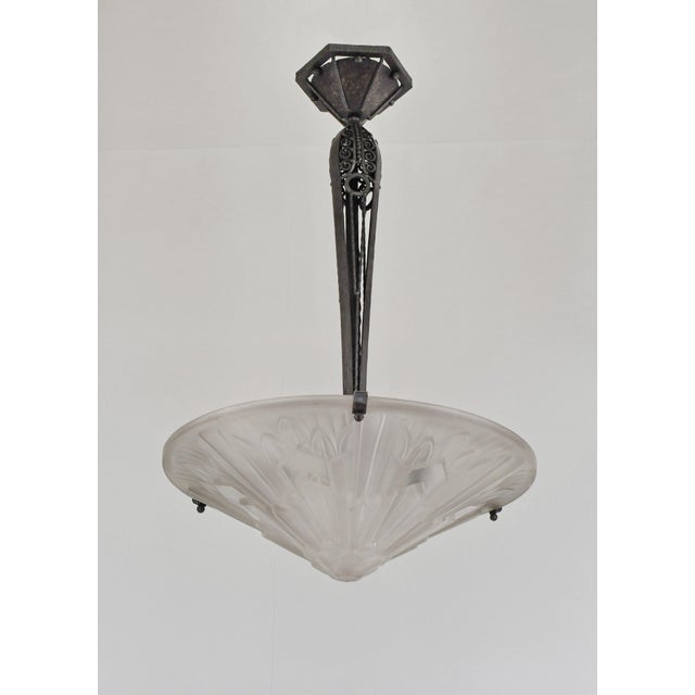 Verreries des Hanots A rare French art deco chandelier. Made around 1930. A wrought iron mounting of excellent quality...