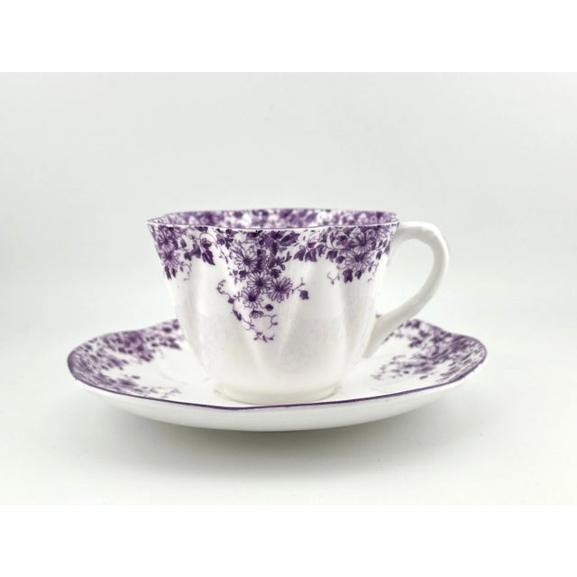 This Dainty Shape Shelley tea cup is decorated in the Dainty Mauve pattern (No. 051/M). Made of fine English bone china,...