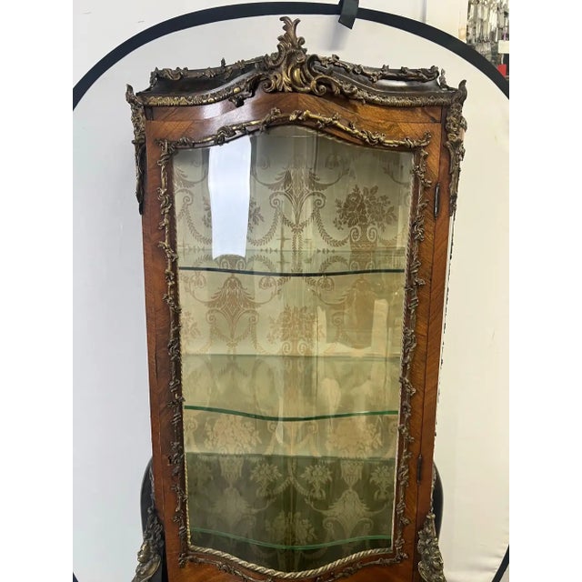 French Antique 19th C. French Louis XV Vernis Martin Ormolu Serpentine Vitrine Cabinet For Sale - Image 3 of 18