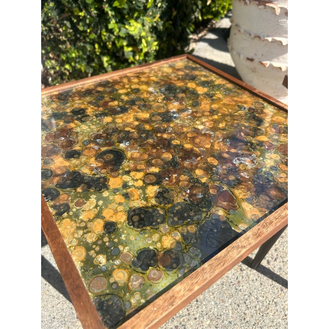 Pair of Vintage Resin Mottled Pebble Top Nesting Side Tables, Set of 2 For Sale - Image 10 of 14