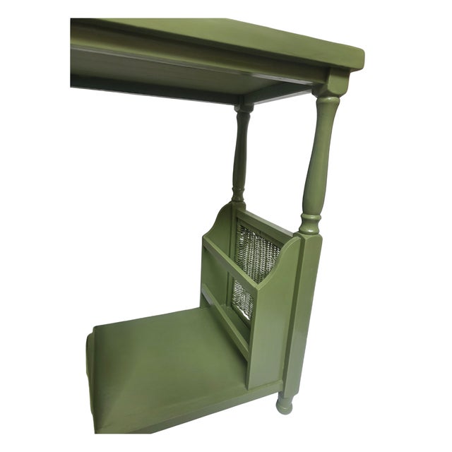 Wood 1960s Calke‑Green High‑Gloss Accent Table • Cottage Coastal Chinoiserie Style For Sale - Image 7 of 8