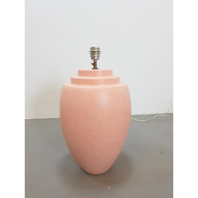 hollywood regency eclectic 1970 high-quality and beautiful vintage table lamp in pink and burgundy ceramics from the...