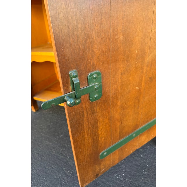 1940s Monterey Furniture Company Maple Baker’s Rack/Hutch With Green Wrought Iron and Shelving For Sale - Image 10 of 14