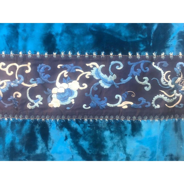 Very beautiful late 19th century silk Chinese embroidery in panel, with a Chinese and blue, entirely hand embroidered with...