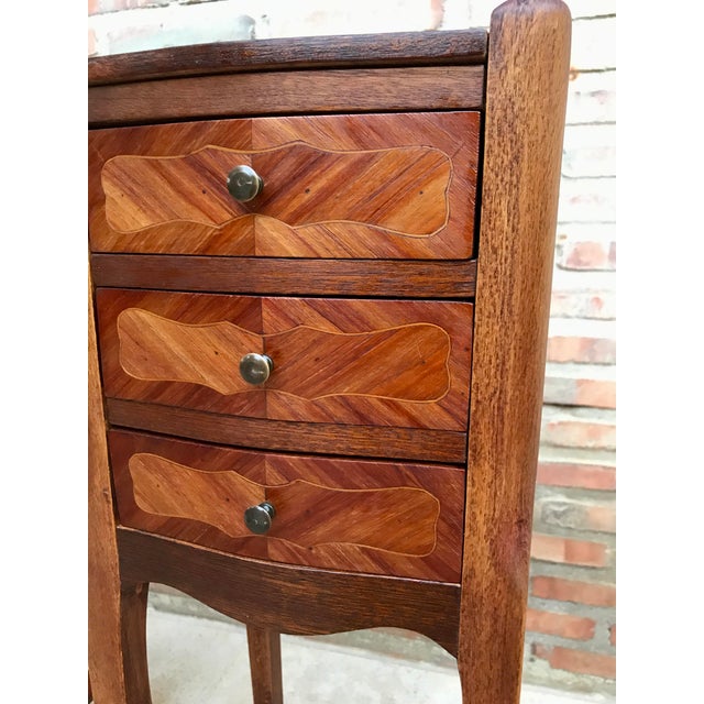 Louis XV French Walnut Bedside Tables with Marquetry, Set of 2 For Sale - Image 3 of 16