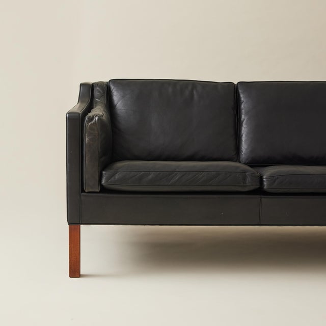 Borge Mogensen, Model 2213 Black Leather Sofa, Manufactured by Fredericia Stolefabrik For Sale - Image 9 of 10