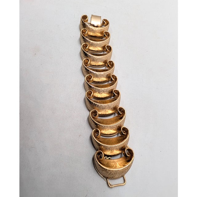 Gold Vintage 1950s Signed Napier Goldtone Textured Crescent Shaped Link Bracelet For Sale - Image 8 of 10