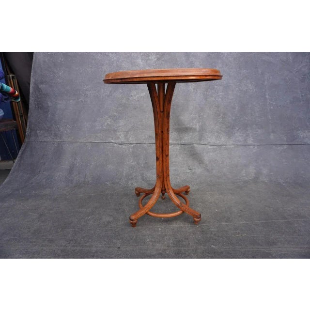 A beautiful and authentic bentwood side table by Mundus, featuring a simple yet elegant Art Nouveau design. Crafted in...