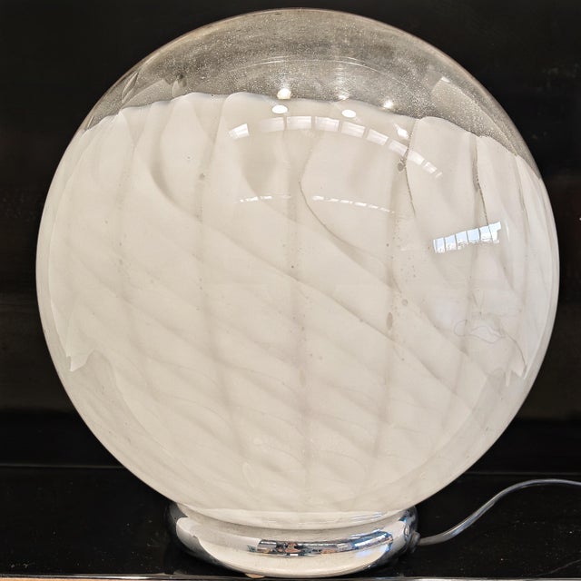 White Spherical Murano Glass Table Lamp from the 70s attributed to Veart, 1970s For Sale - Image 6 of 9