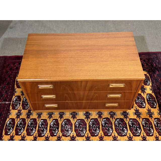 English Chest of Drawers in Teak by G Plan, 1970s For Sale - Image 4 of 13