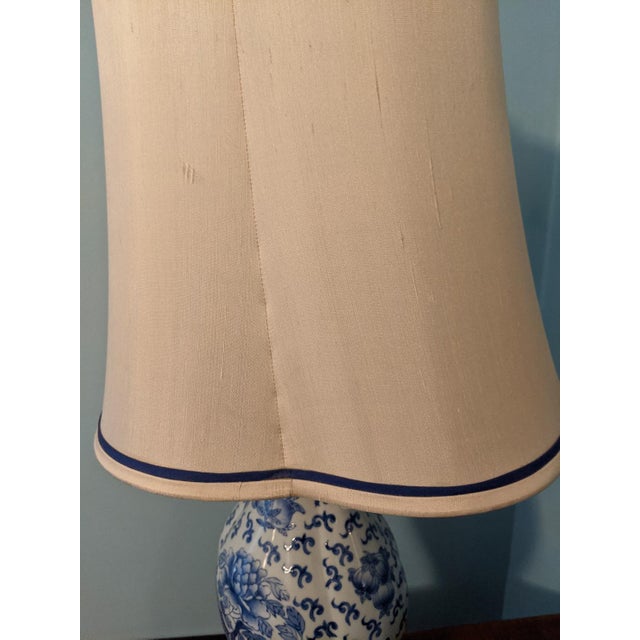 Vintage Maitland-Smith Porcelain Blue and White Chinese Chinoiserie Ginger Jar Lamp For Sale In New York - Image 6 of 13