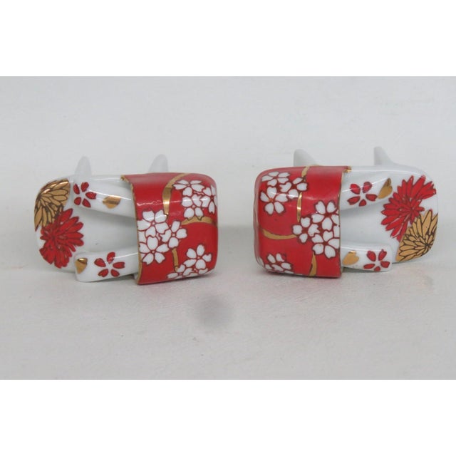 This beautiful Pair of Salt and Pepper Shakers is made of ceramic. Both Shakers in this lovely set present a gorgeous...