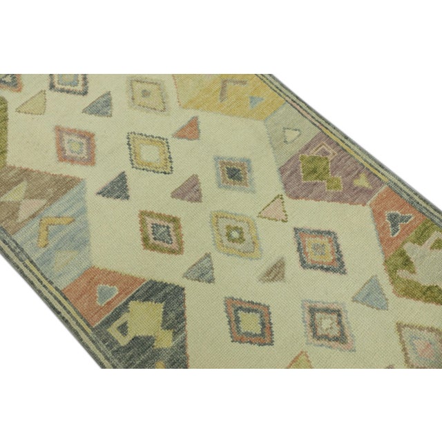 This modern Turkish Oushak rug is a stunning piece of art that has been handwoven using traditional techniques by skilled...