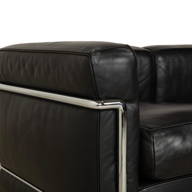 Black LC 2 2-Seater Sofa in Black Leather and Chrome by Le Corbusier, Pierre Jeanneret and Charlotte Perriand for Cassina For Sale - Image 8 of 15